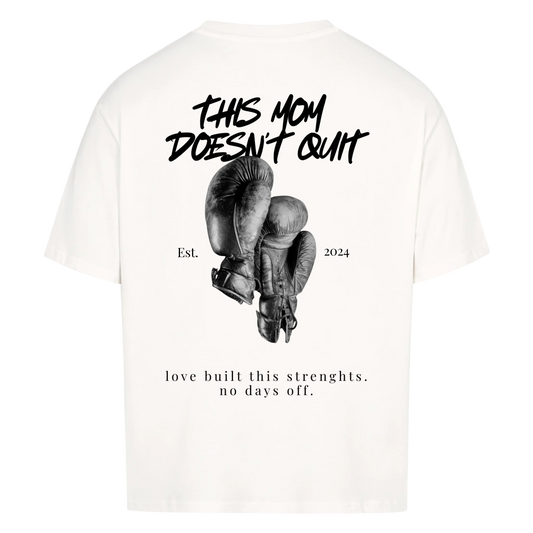 This mom doesn´t quit - Oversized T-Shirt